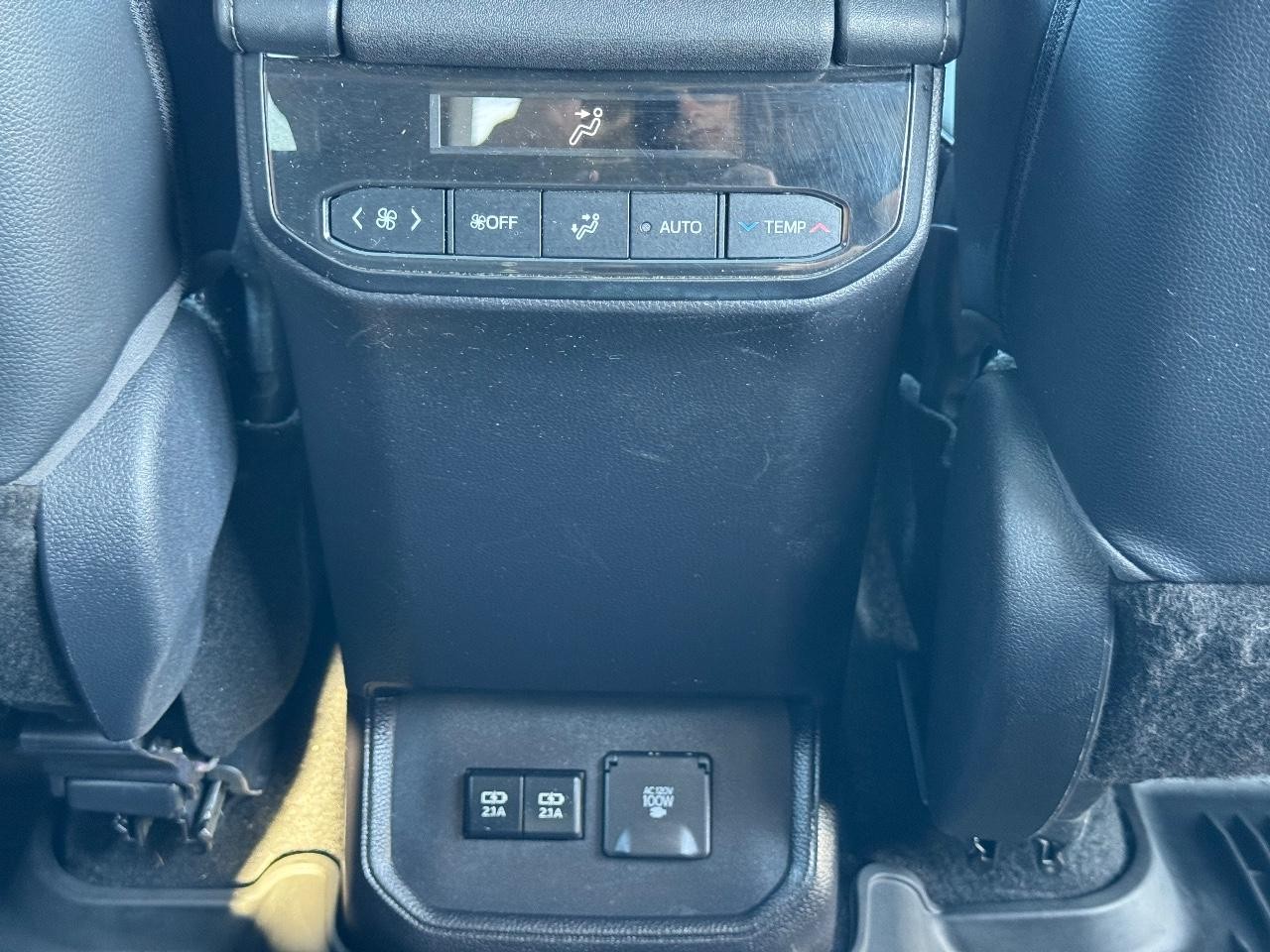 Toyota Highlander Vehicle Full-screen Gallery Image 16