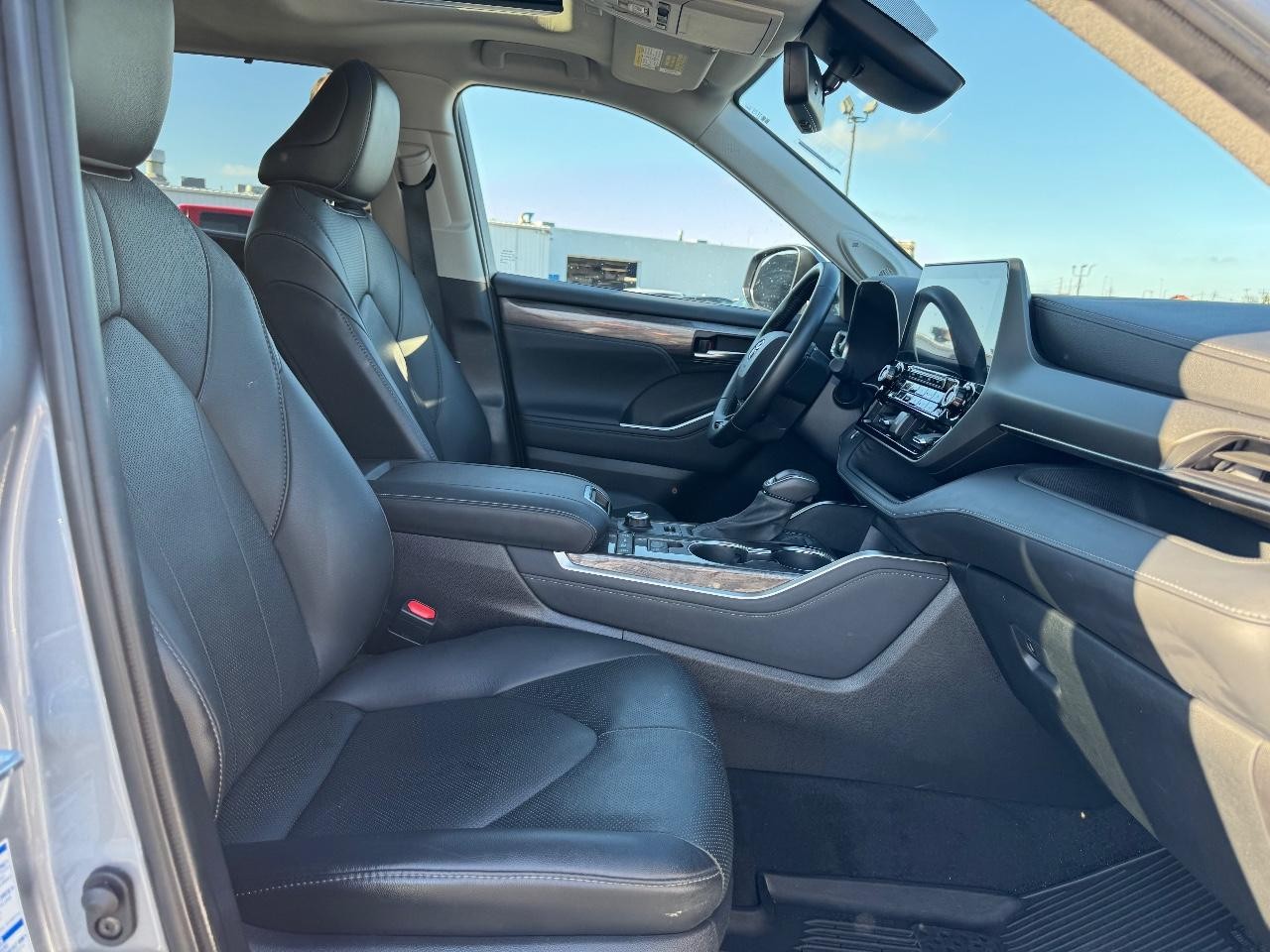 Toyota Highlander Vehicle Full-screen Gallery Image 17