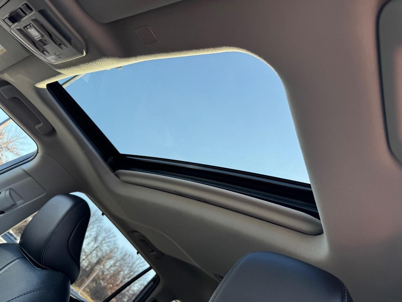 Toyota Highlander Vehicle Full-screen Gallery Image 19