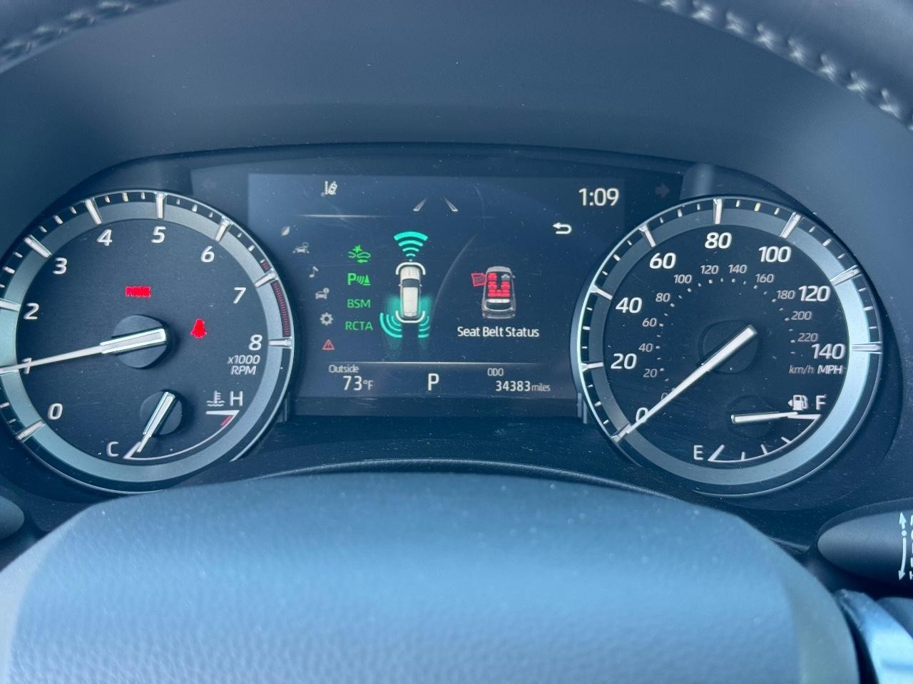 Toyota Highlander Vehicle Full-screen Gallery Image 20