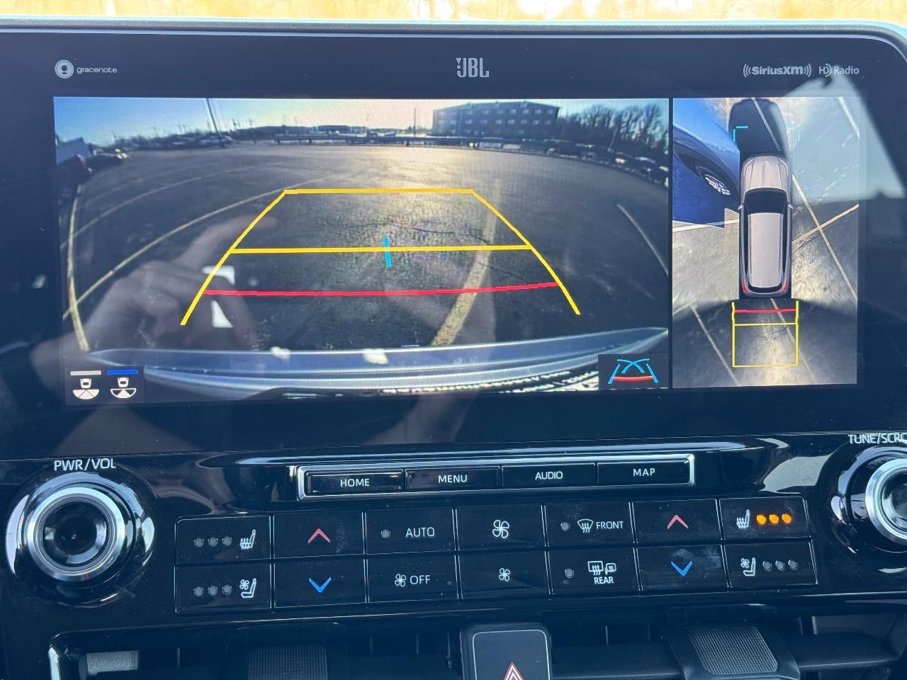 Toyota Highlander Vehicle Full-screen Gallery Image 24