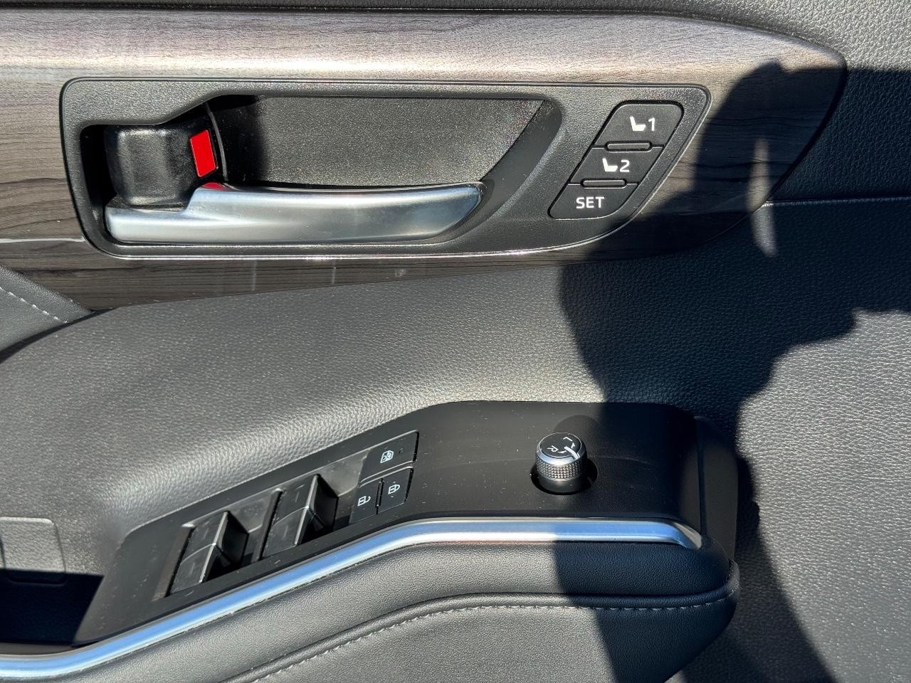 Toyota Highlander Vehicle Full-screen Gallery Image 26