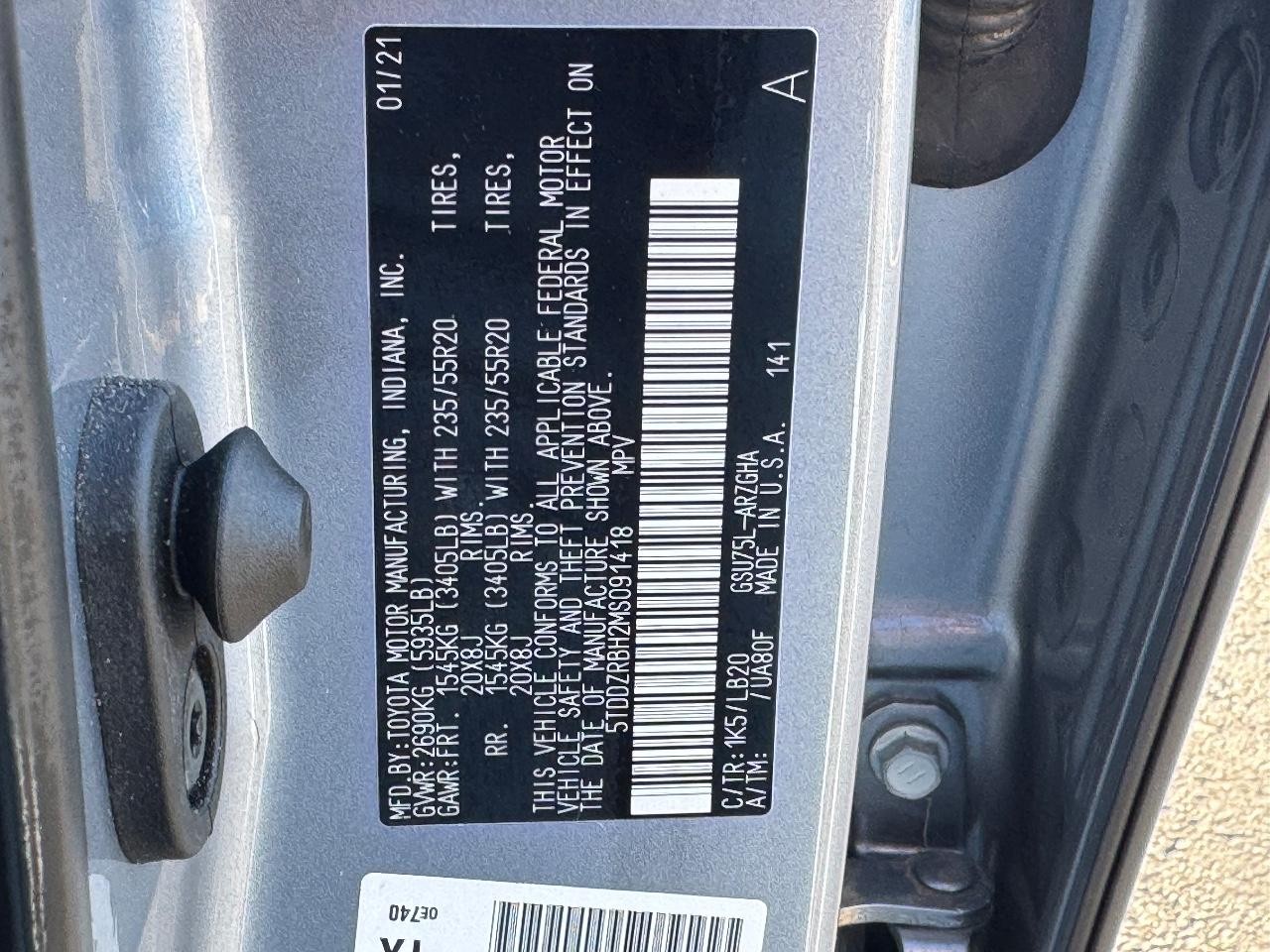 Toyota Highlander Vehicle Full-screen Gallery Image 28