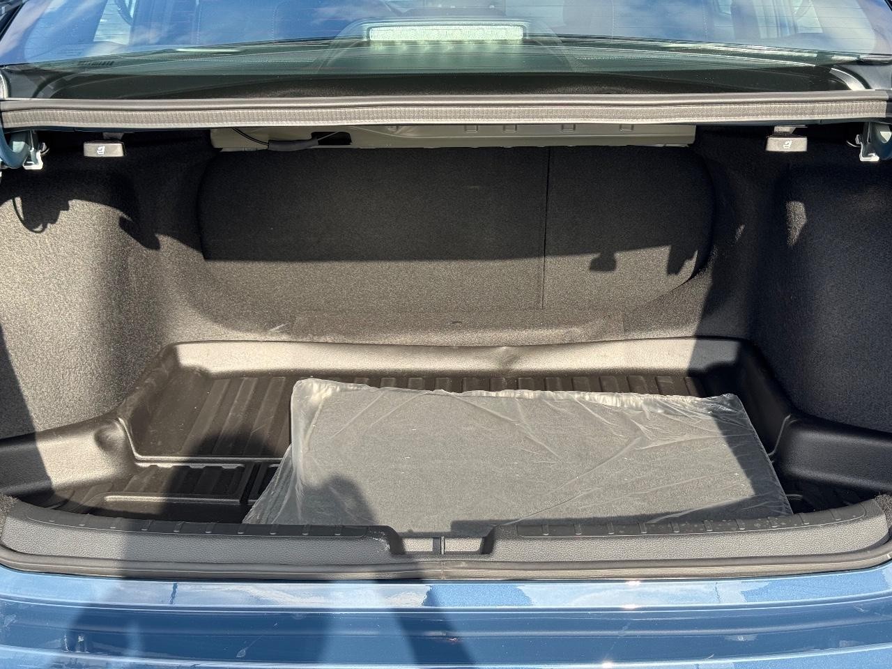 Honda Civic Sedan Hybrid Vehicle Full-screen Gallery Image 04