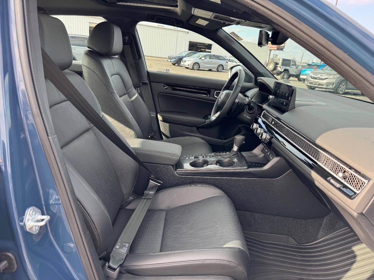 Honda Civic Sedan Hybrid Vehicle Full-screen Gallery Image 16