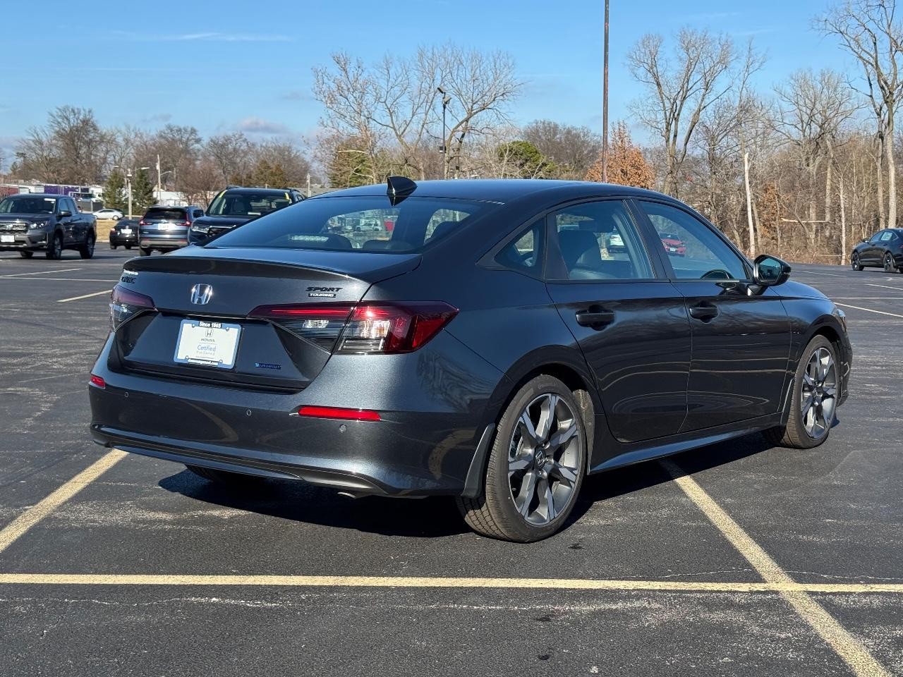 Honda Civic Sedan Hybrid Vehicle Full-screen Gallery Image 03