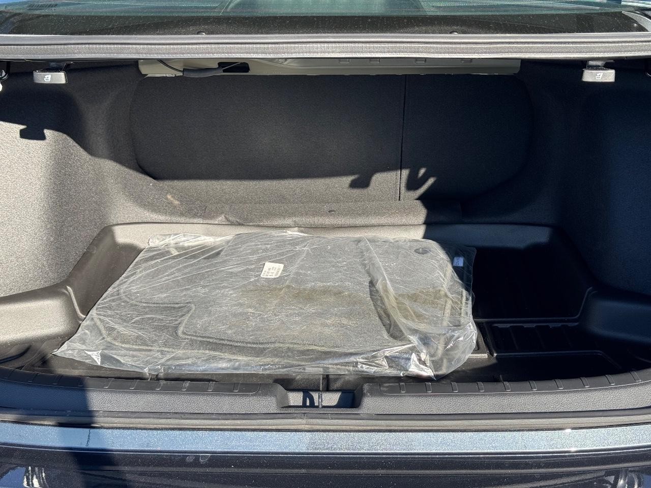 Honda Civic Sedan Hybrid Vehicle Full-screen Gallery Image 04