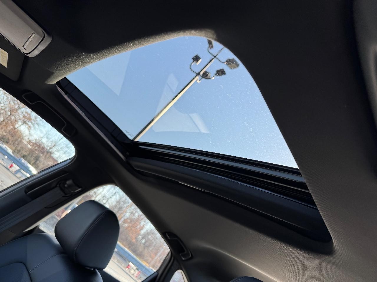 Honda Civic Sedan Hybrid Vehicle Full-screen Gallery Image 18