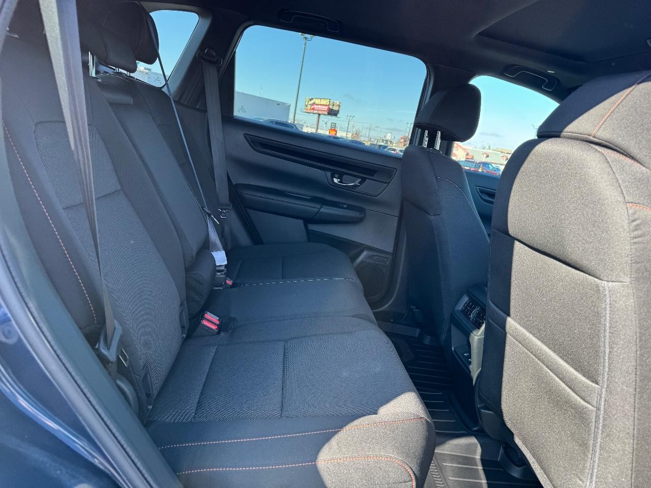 Honda CR-V Hybrid Vehicle Full-screen Gallery Image 10