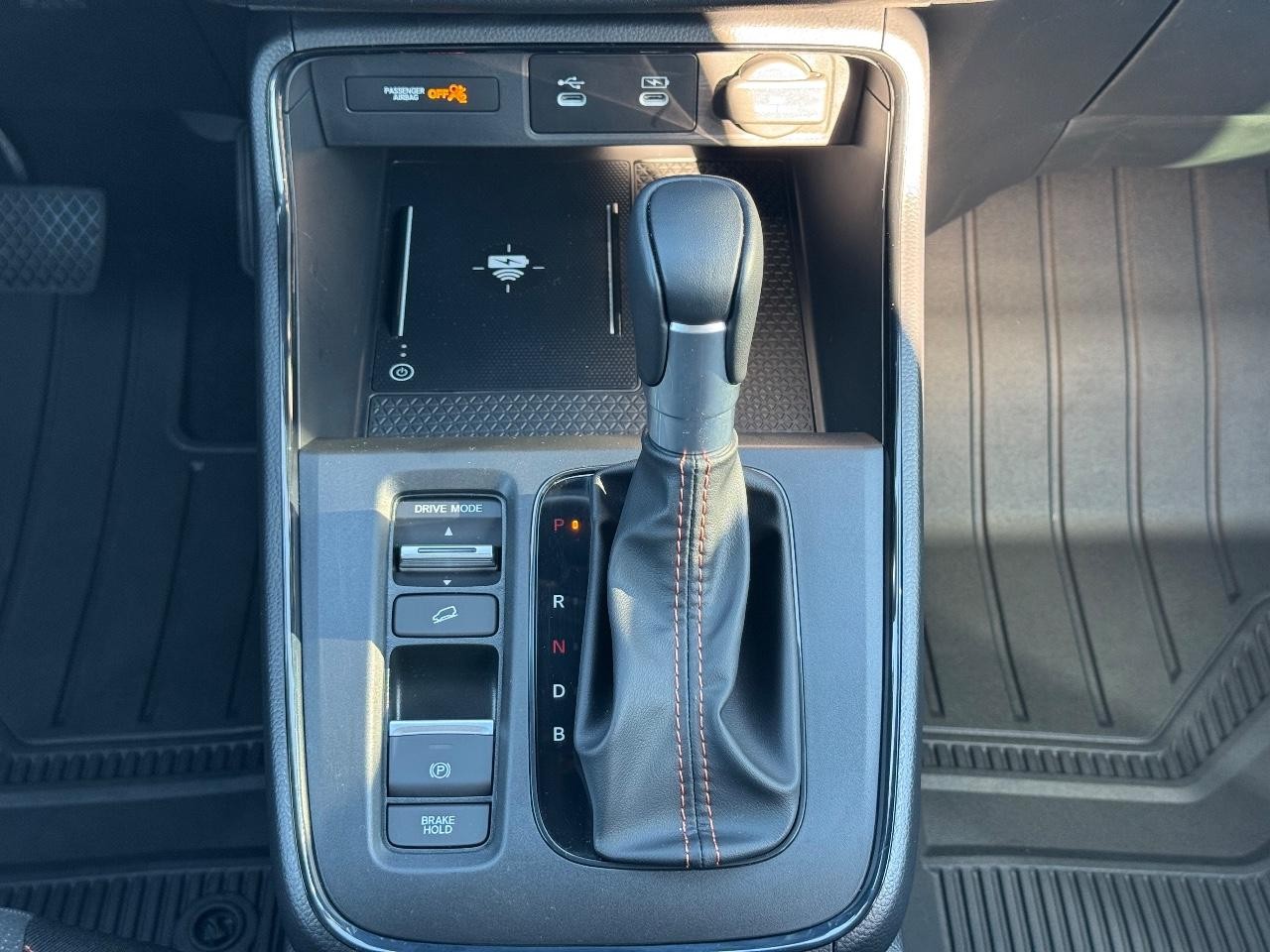 Honda CR-V Hybrid Vehicle Full-screen Gallery Image 15