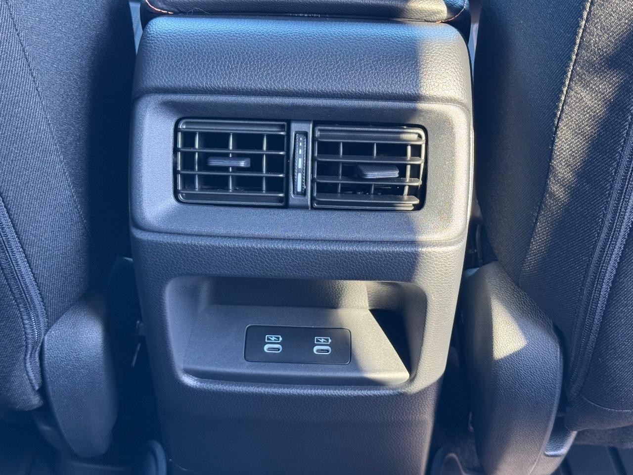 Honda CR-V Hybrid Vehicle Full-screen Gallery Image 16