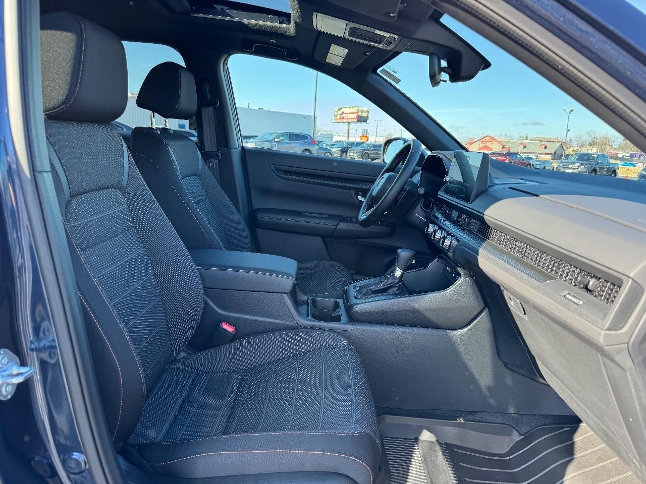 Honda CR-V Hybrid Vehicle Full-screen Gallery Image 17