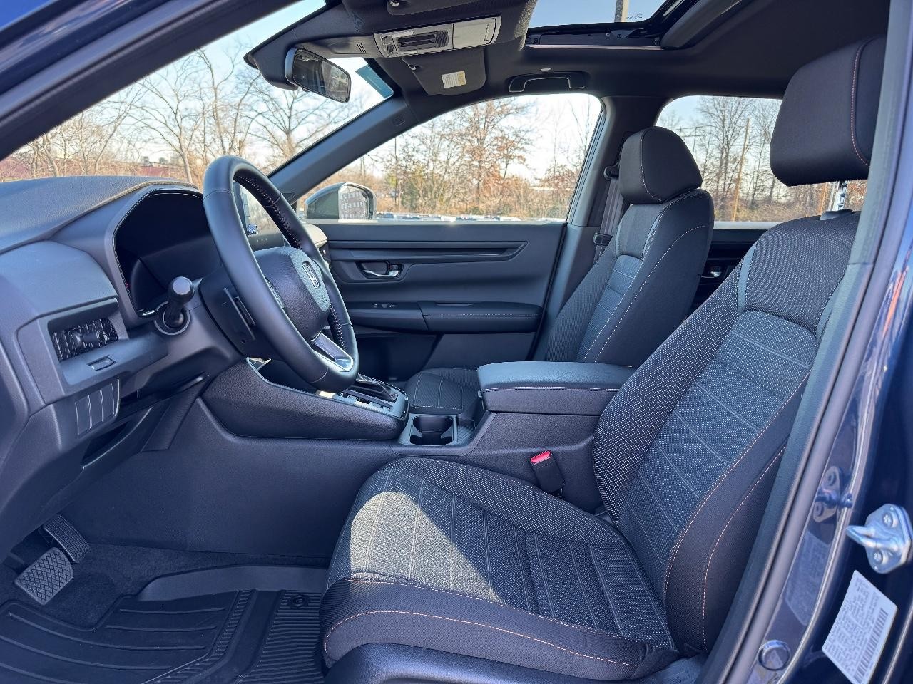 Honda CR-V Hybrid Vehicle Full-screen Gallery Image 18