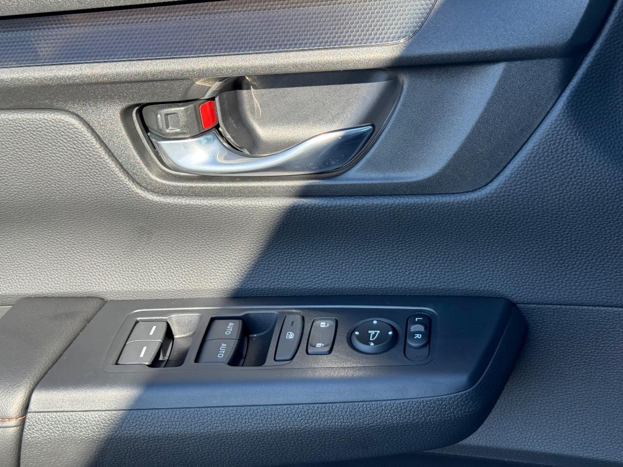 Honda CR-V Hybrid Vehicle Full-screen Gallery Image 24