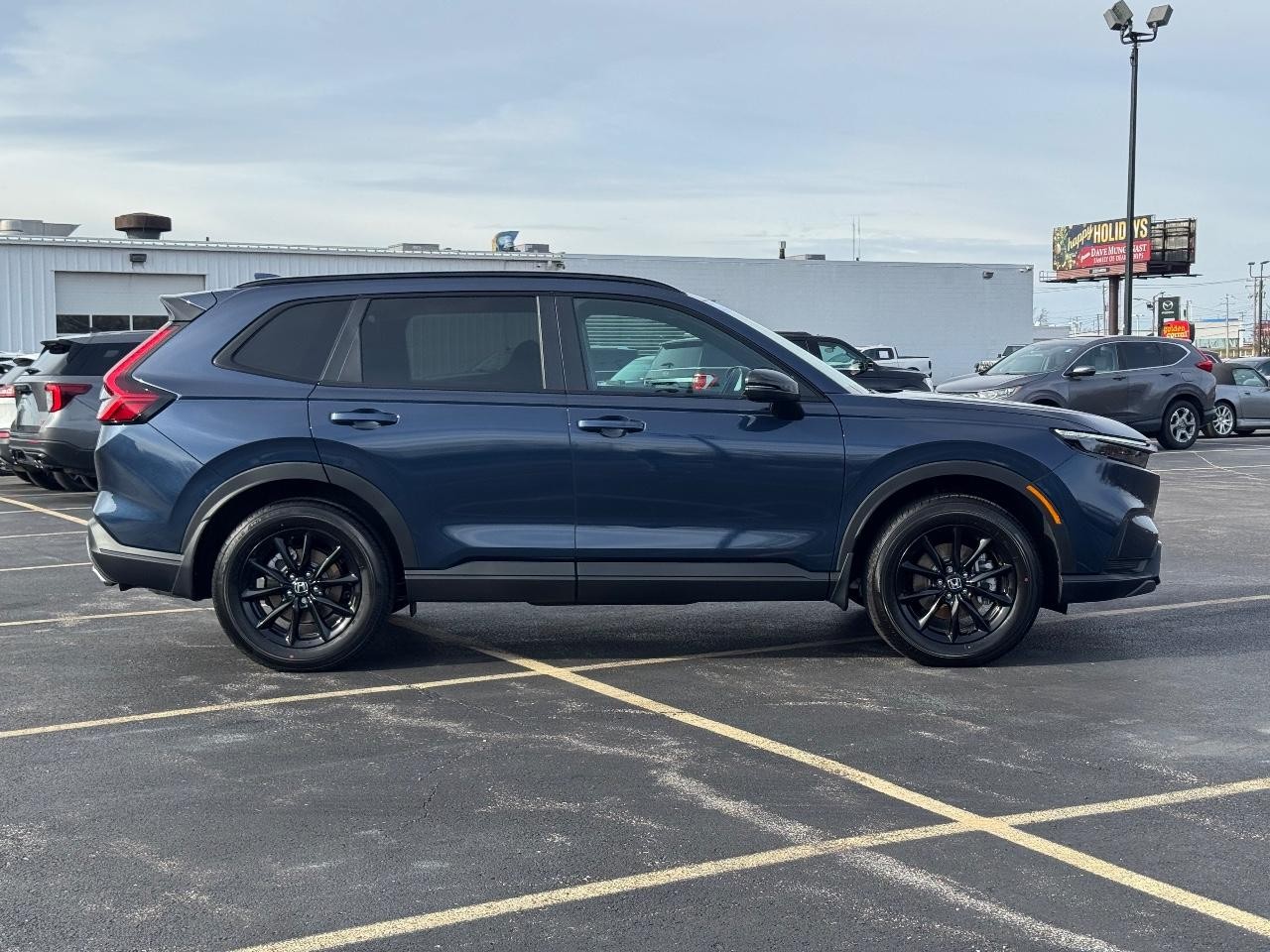 Honda CR-V Hybrid Vehicle Full-screen Gallery Image 02