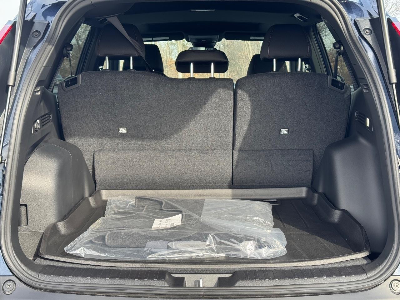 Honda CR-V Hybrid Vehicle Full-screen Gallery Image 04