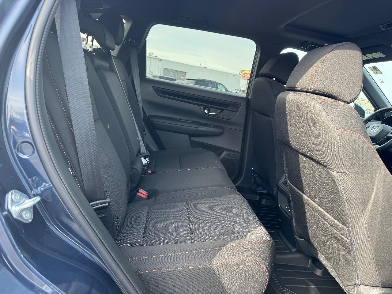 Honda CR-V Hybrid Vehicle Full-screen Gallery Image 10