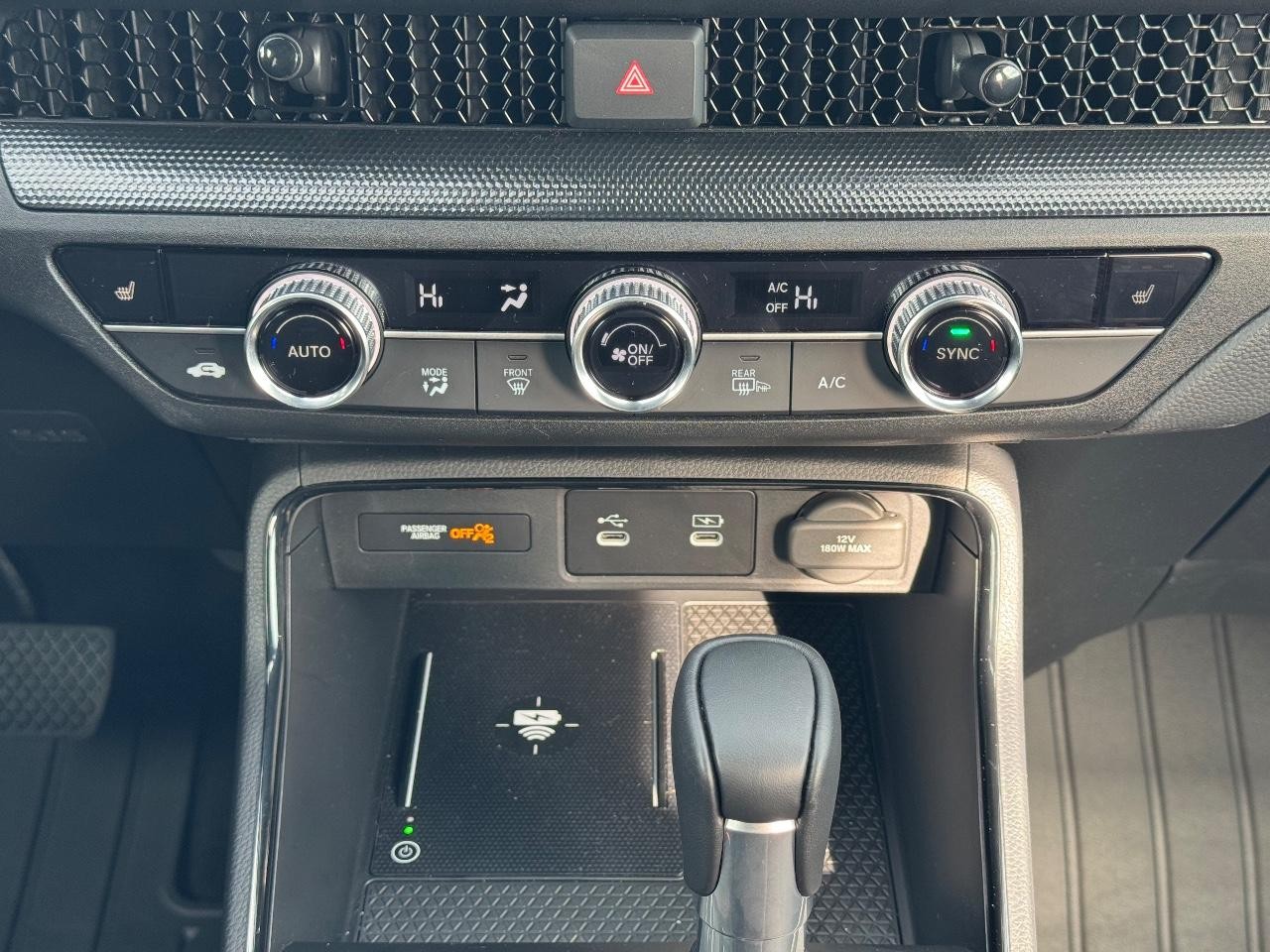 Honda CR-V Hybrid Vehicle Full-screen Gallery Image 14