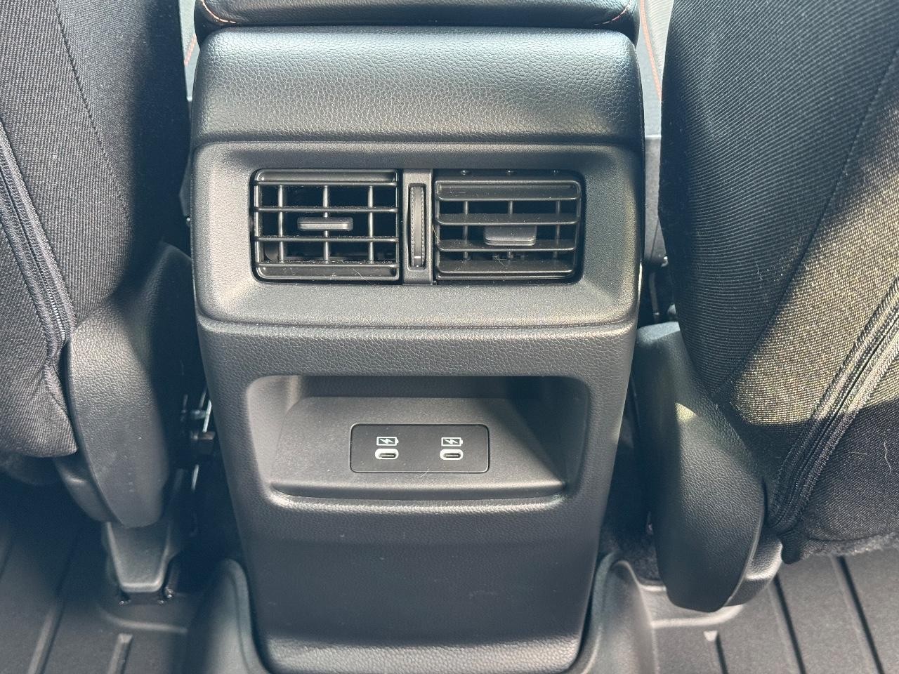 Honda CR-V Hybrid Vehicle Full-screen Gallery Image 16