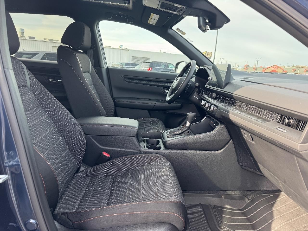 Honda CR-V Hybrid Vehicle Full-screen Gallery Image 17