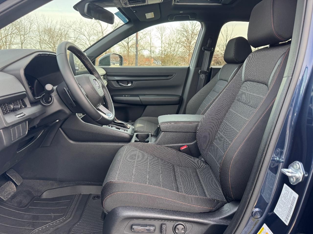 Honda CR-V Hybrid Vehicle Full-screen Gallery Image 18