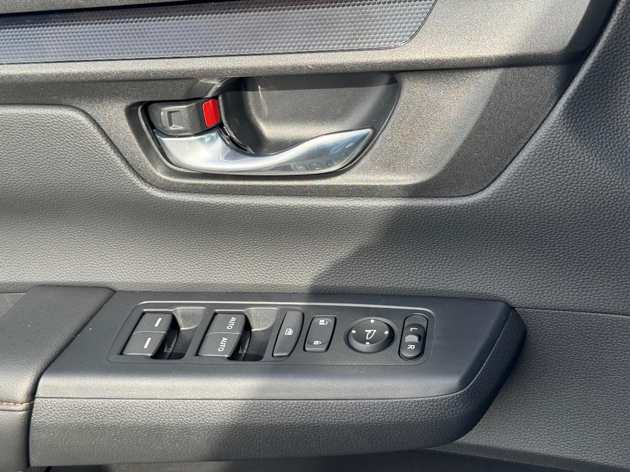 Honda CR-V Hybrid Vehicle Full-screen Gallery Image 24