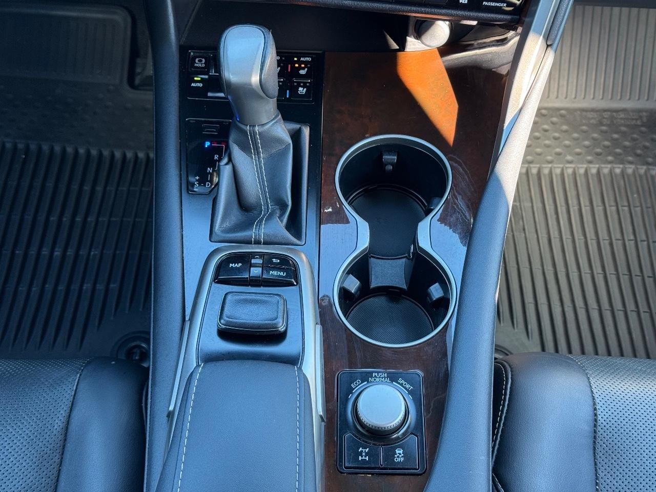 Lexus RX Vehicle Full-screen Gallery Image 15