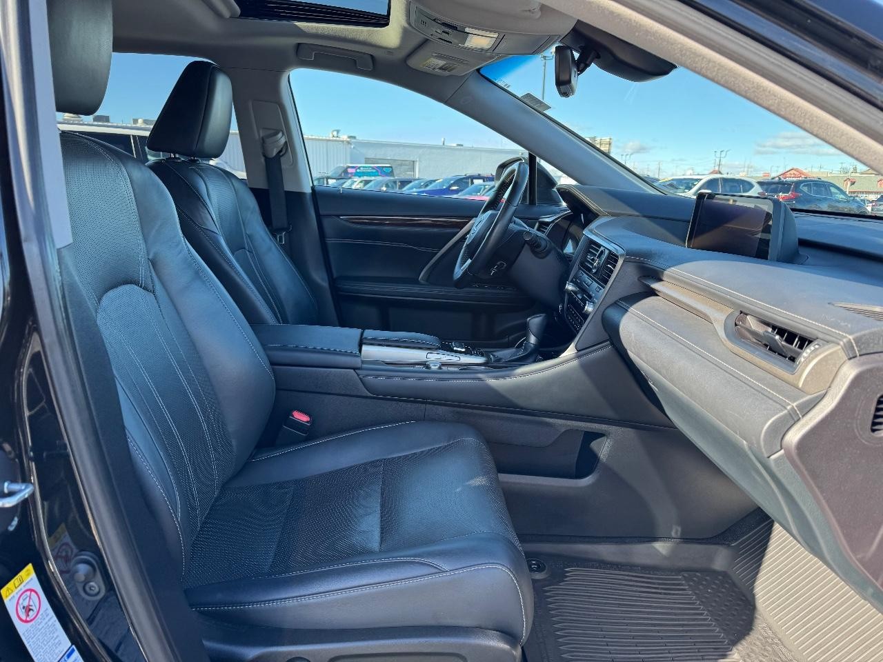 Lexus RX Vehicle Full-screen Gallery Image 17