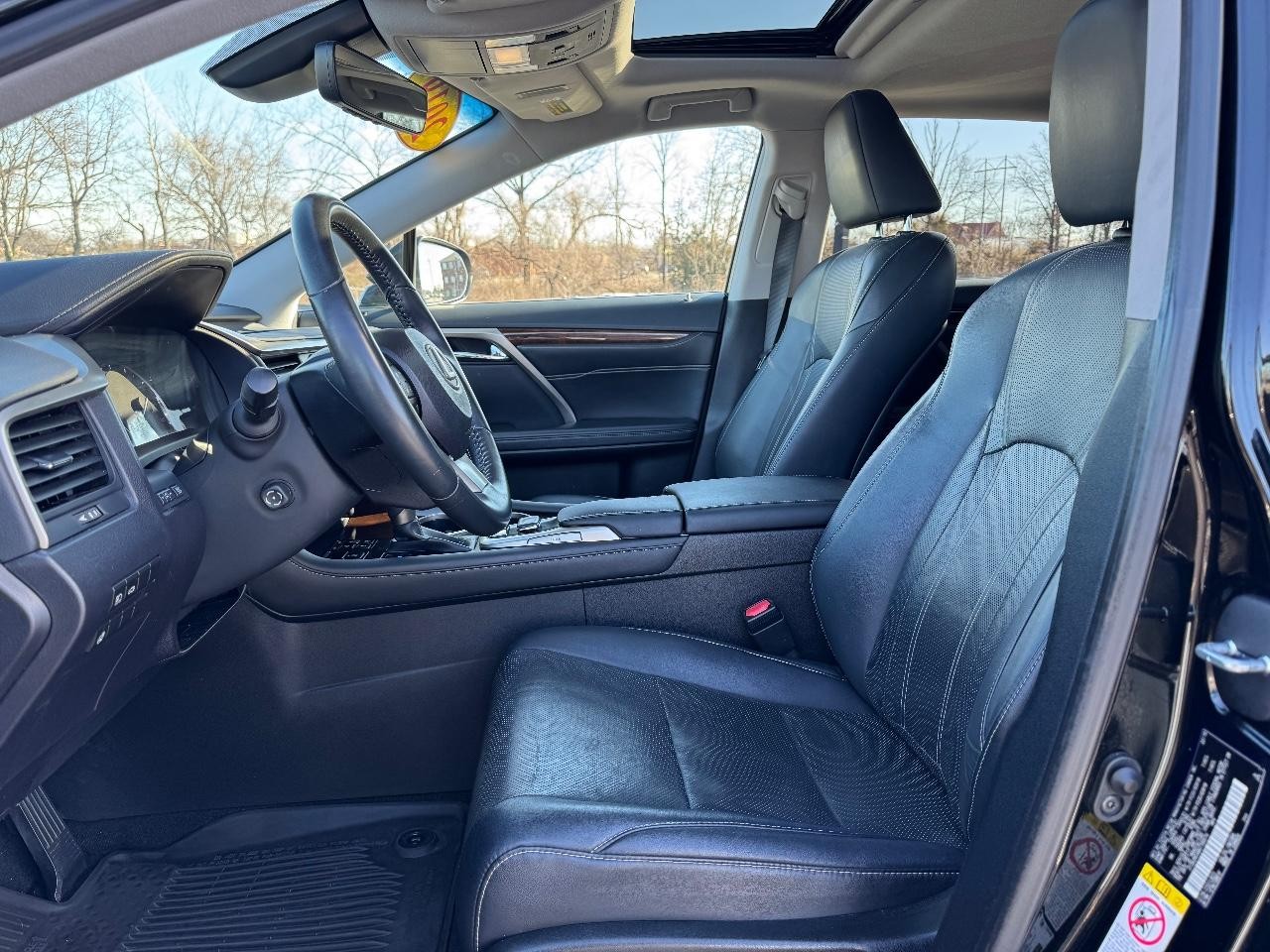 Lexus RX Vehicle Full-screen Gallery Image 18