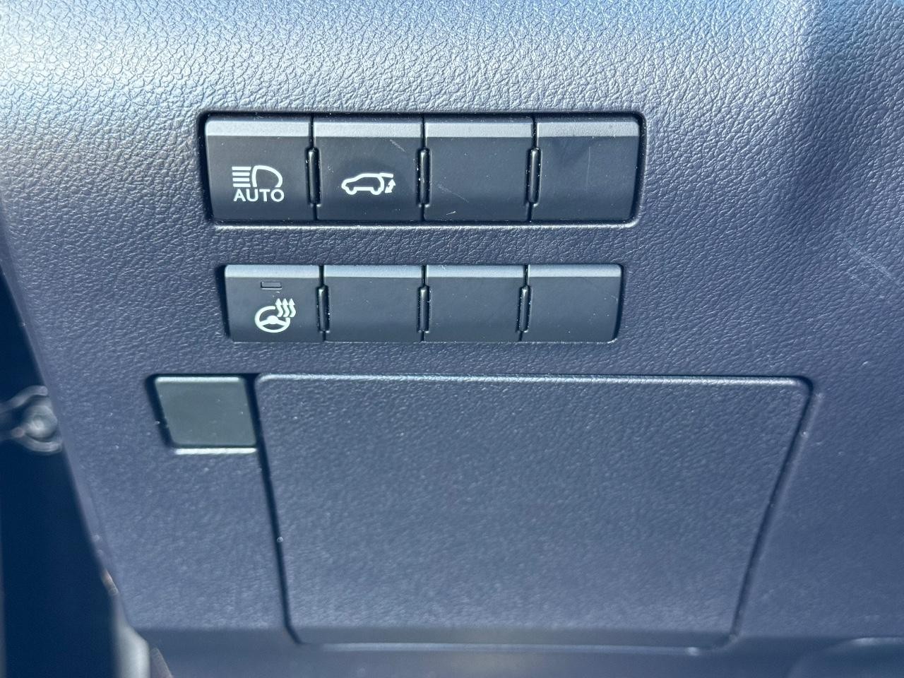 Lexus RX Vehicle Full-screen Gallery Image 23