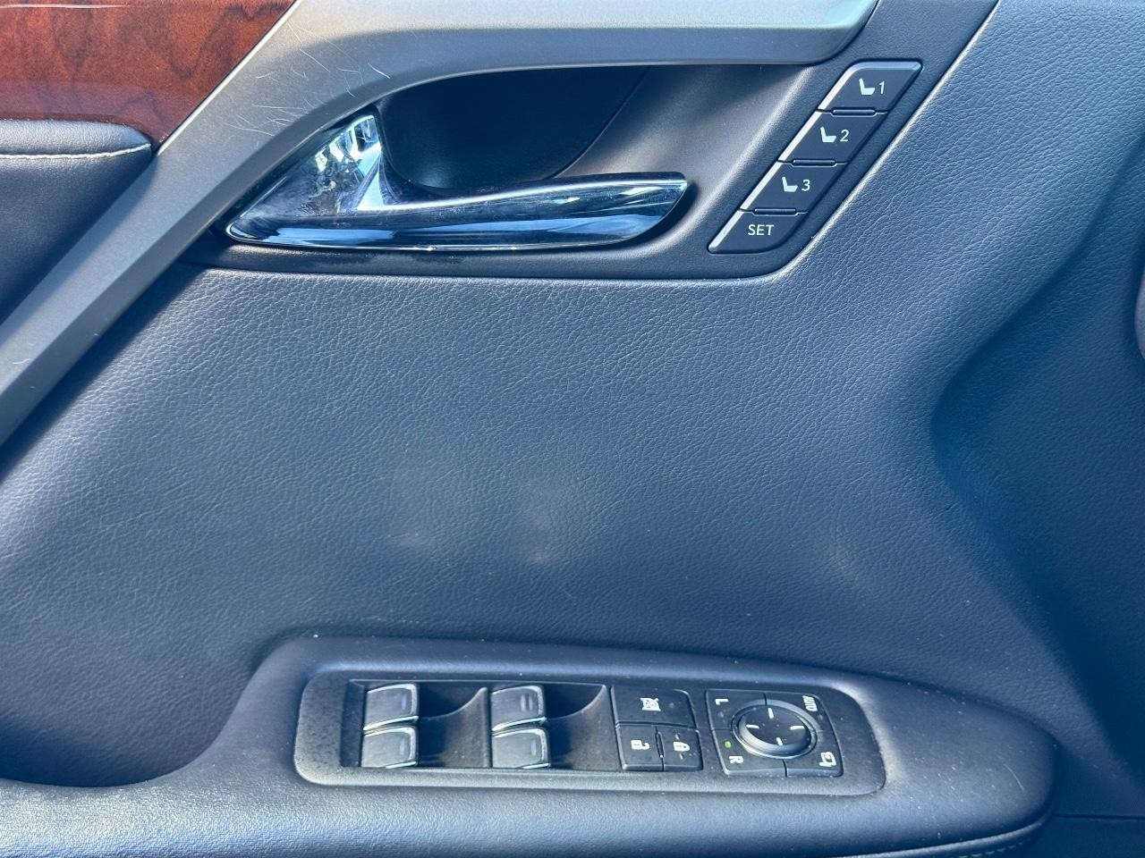 Lexus RX Vehicle Full-screen Gallery Image 26