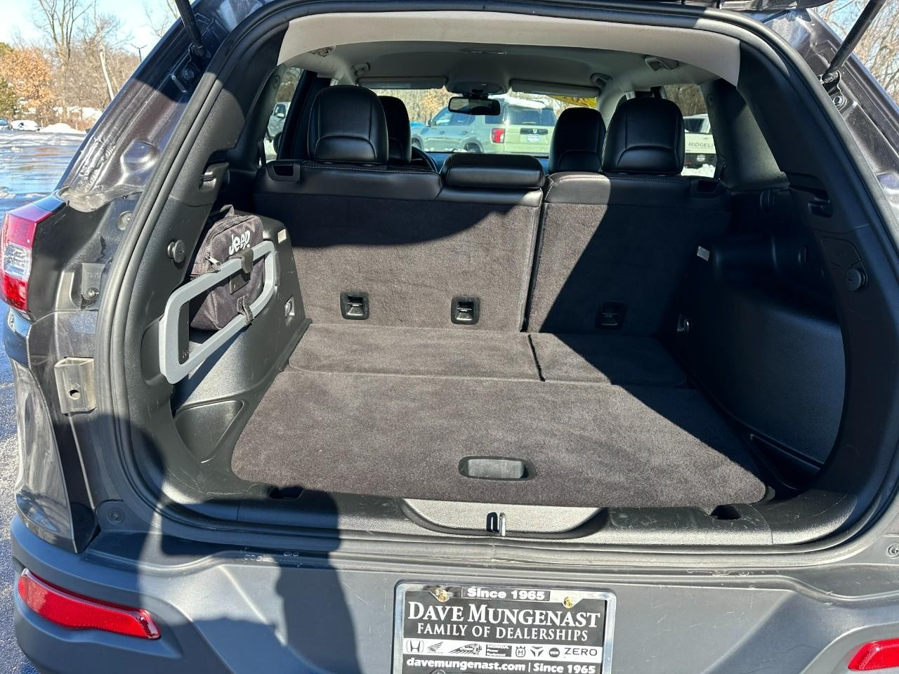 Jeep Cherokee Vehicle Full-screen Gallery Image 05