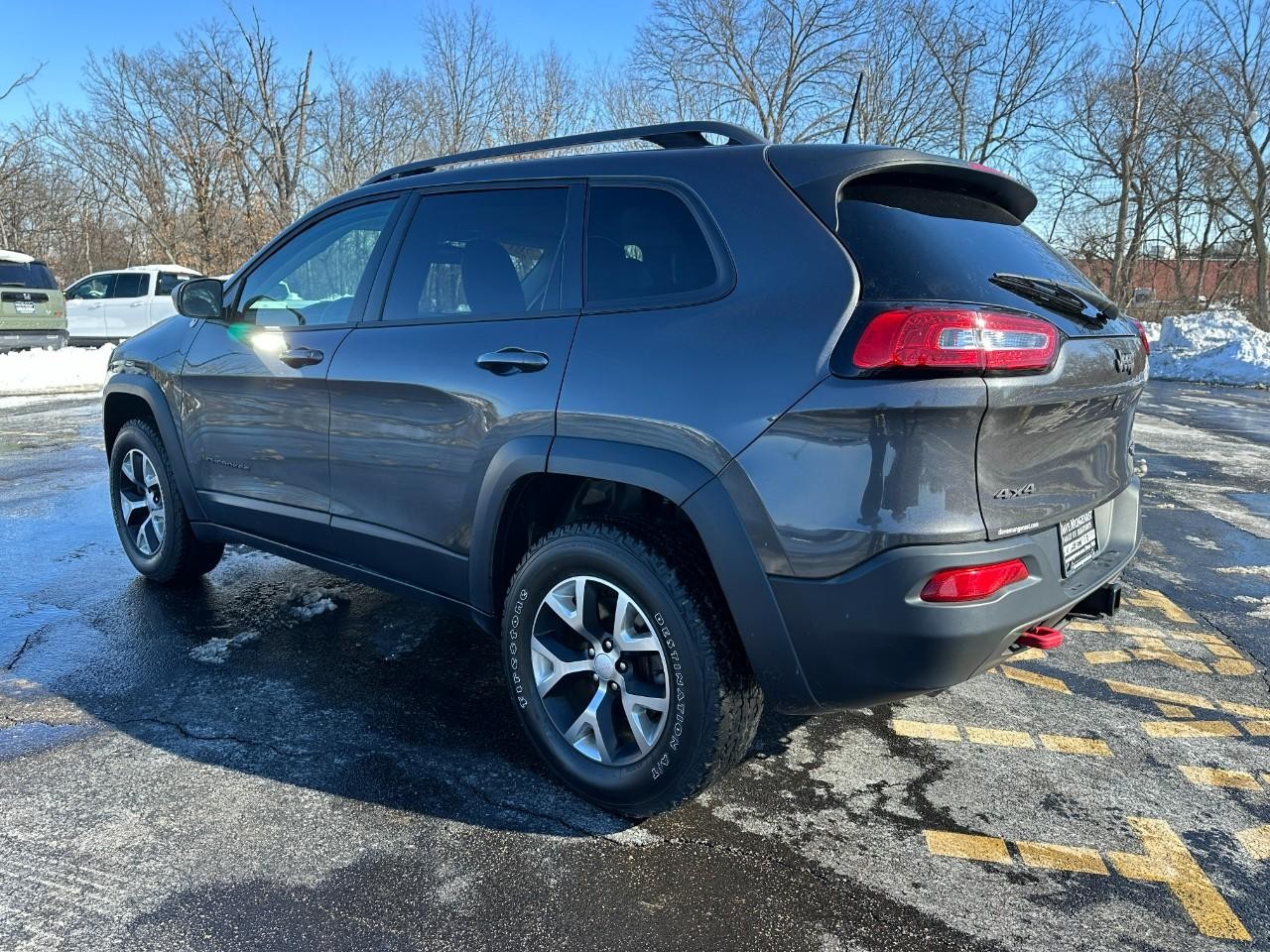 Jeep Cherokee Vehicle Full-screen Gallery Image 06