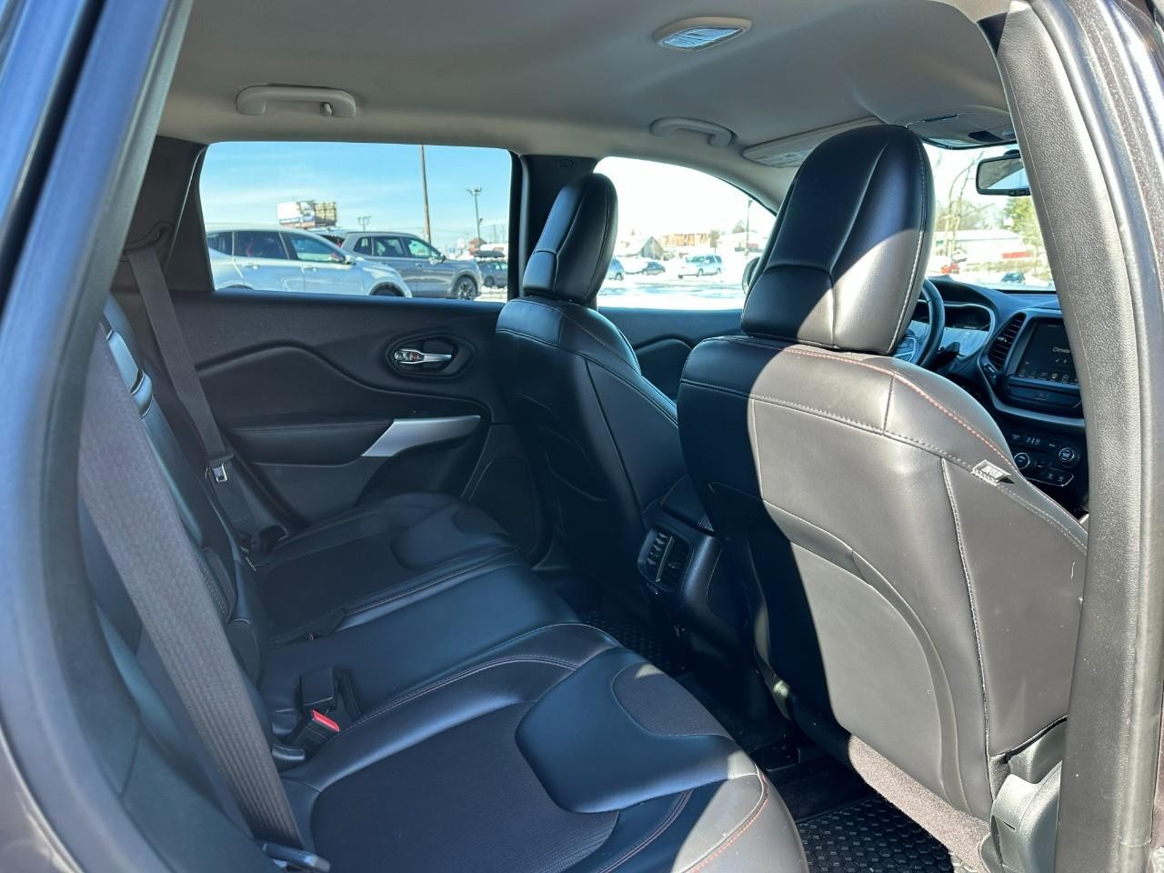 Jeep Cherokee Vehicle Full-screen Gallery Image 10