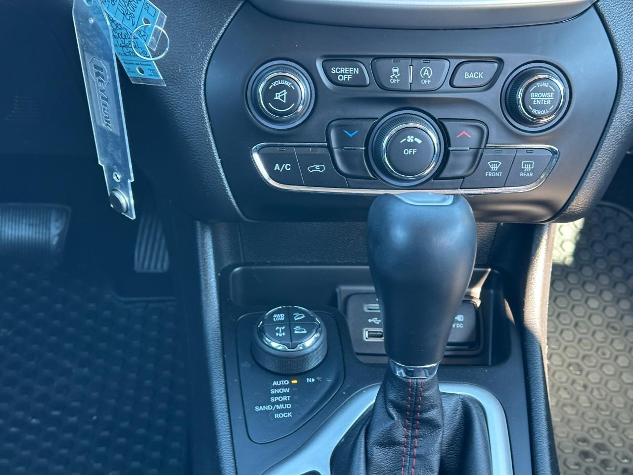 Jeep Cherokee Vehicle Full-screen Gallery Image 14