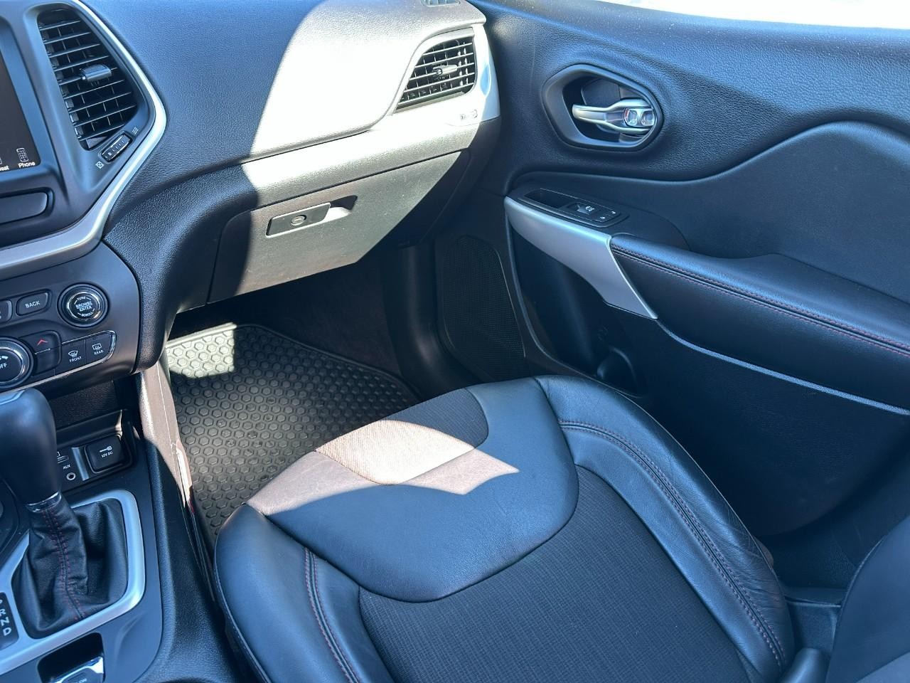 Jeep Cherokee Vehicle Full-screen Gallery Image 15