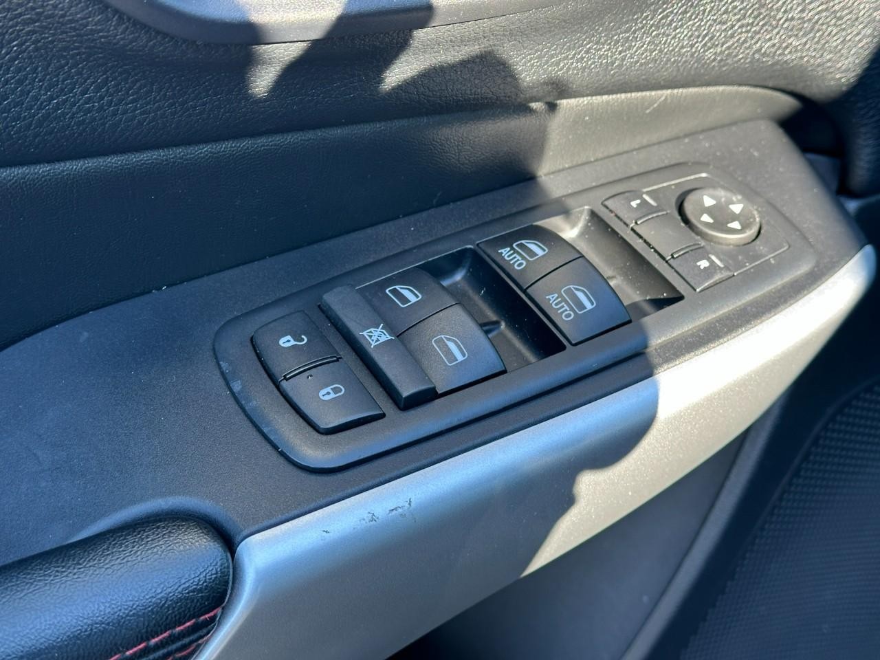 Jeep Cherokee Vehicle Full-screen Gallery Image 16