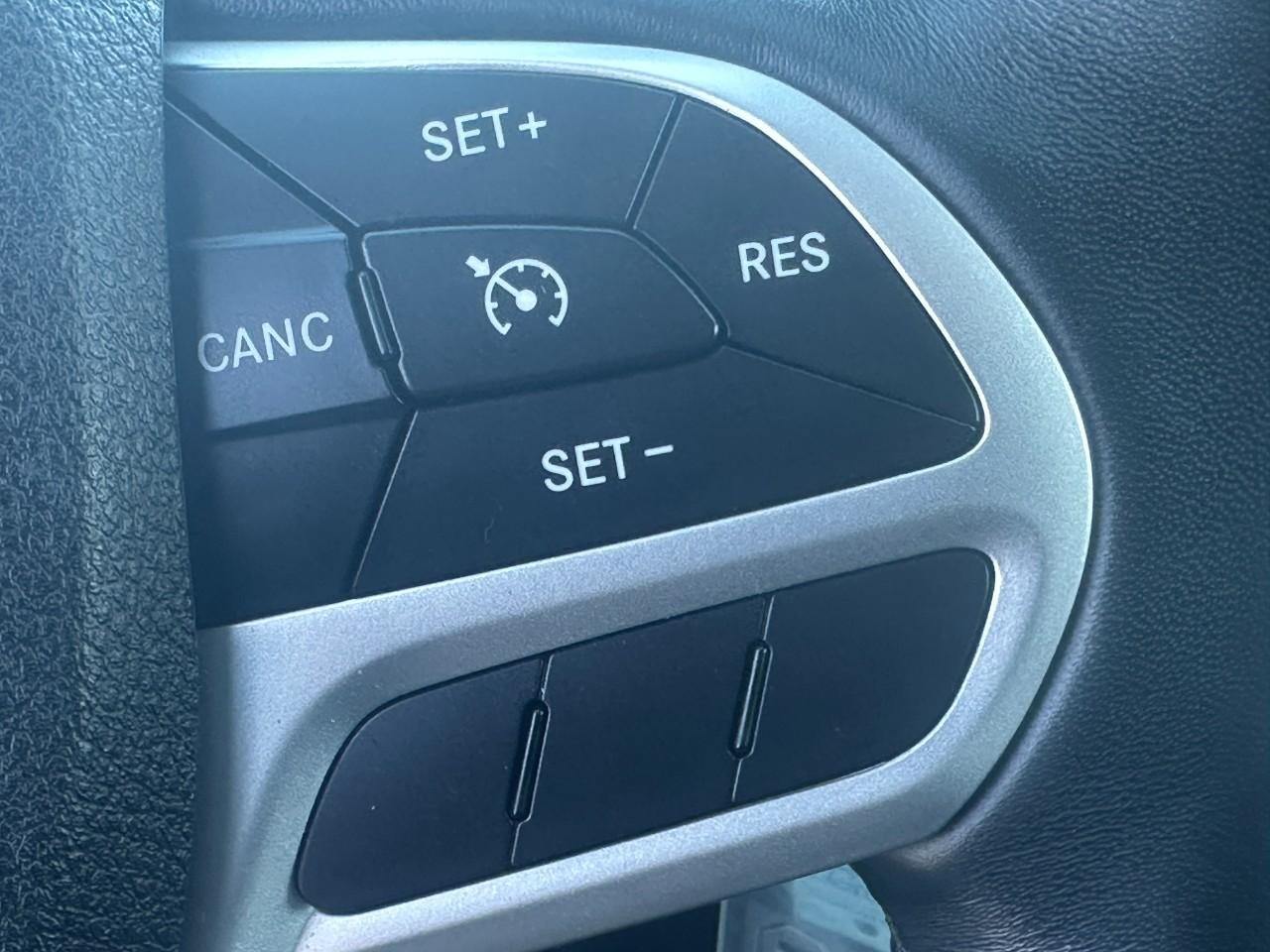 Jeep Cherokee Vehicle Full-screen Gallery Image 19