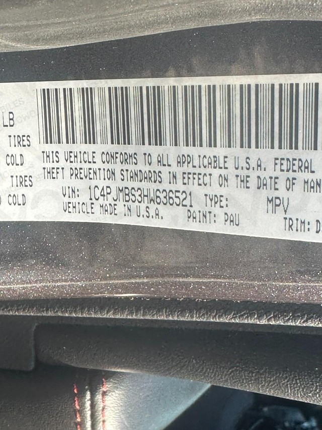 Jeep Cherokee Vehicle Full-screen Gallery Image 23