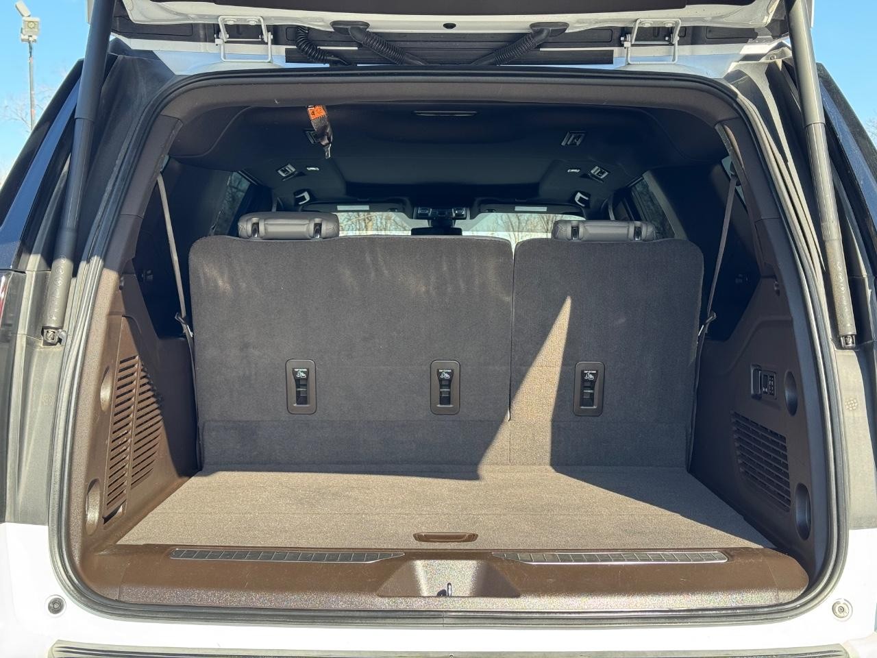 Chevrolet Suburban Vehicle Full-screen Gallery Image 04