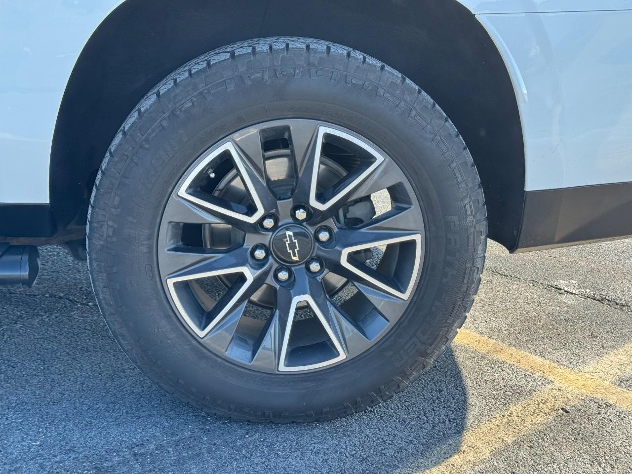 Chevrolet Suburban Vehicle Full-screen Gallery Image 07