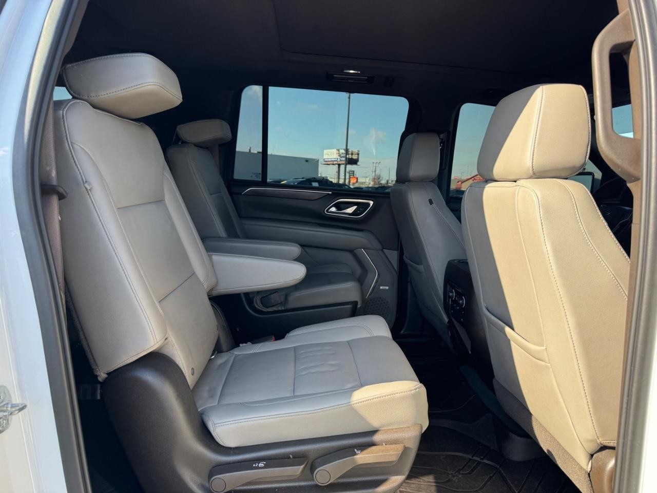 Chevrolet Suburban Vehicle Full-screen Gallery Image 10