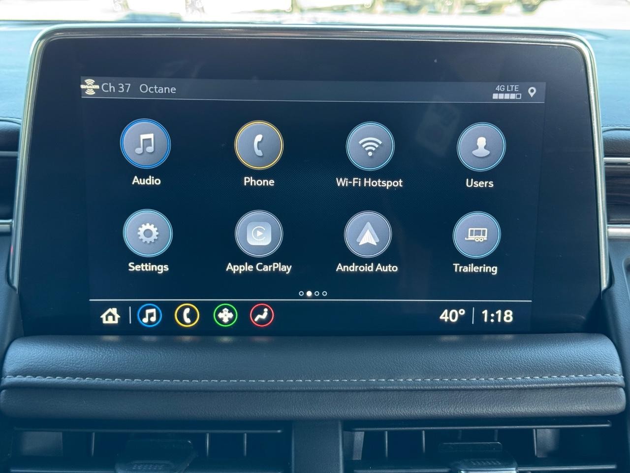 Chevrolet Suburban Vehicle Full-screen Gallery Image 14