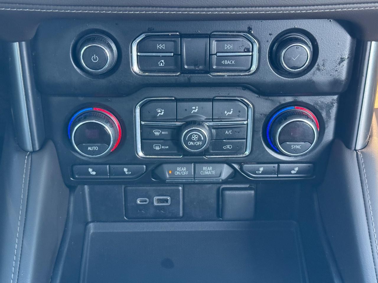 Chevrolet Suburban Vehicle Full-screen Gallery Image 15