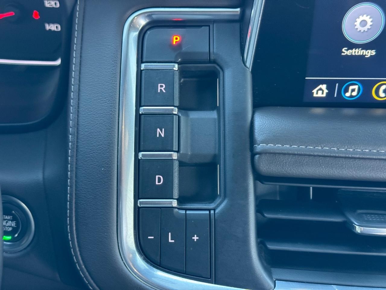 Chevrolet Suburban Vehicle Full-screen Gallery Image 16