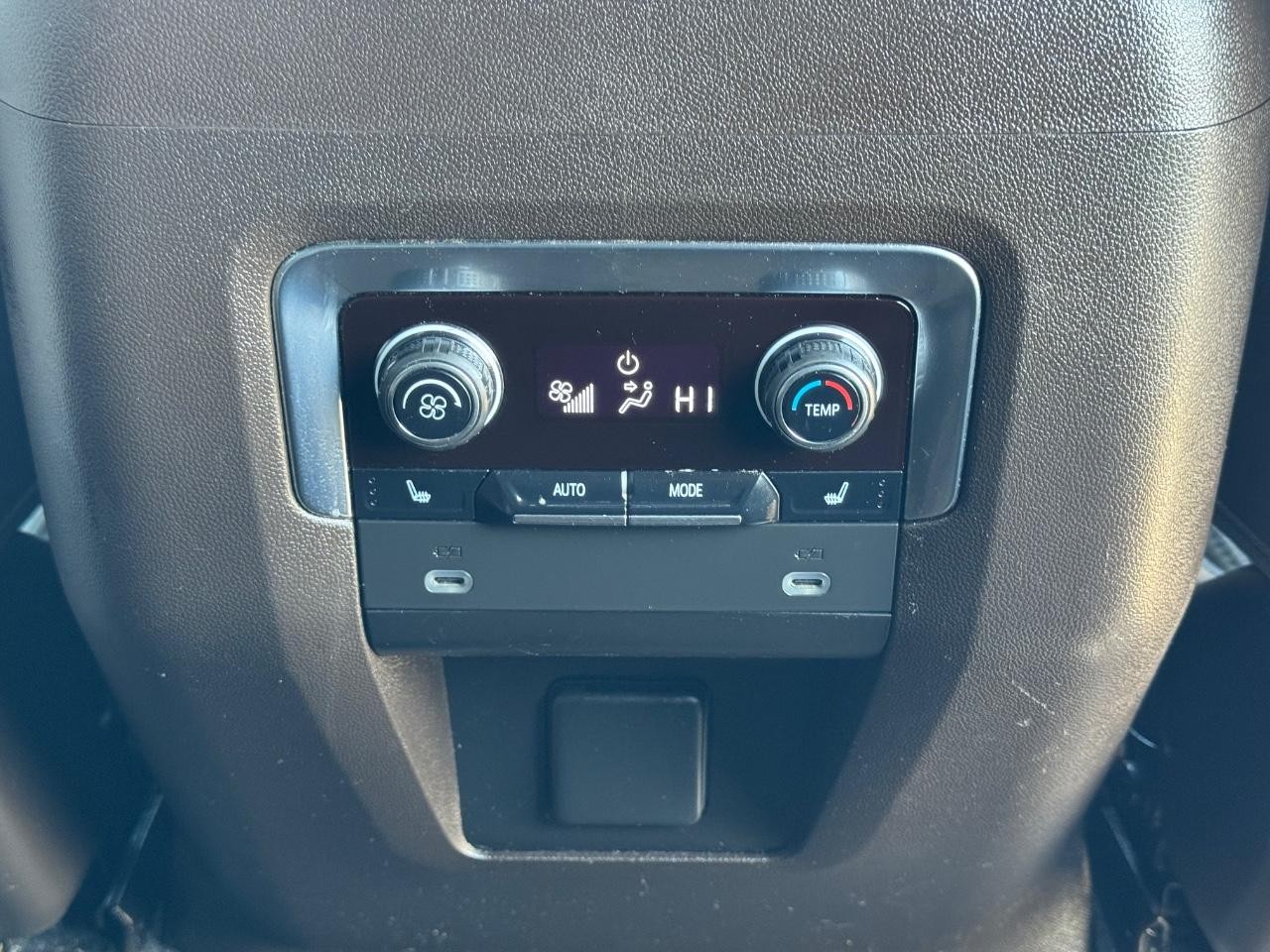 Chevrolet Suburban Vehicle Full-screen Gallery Image 17