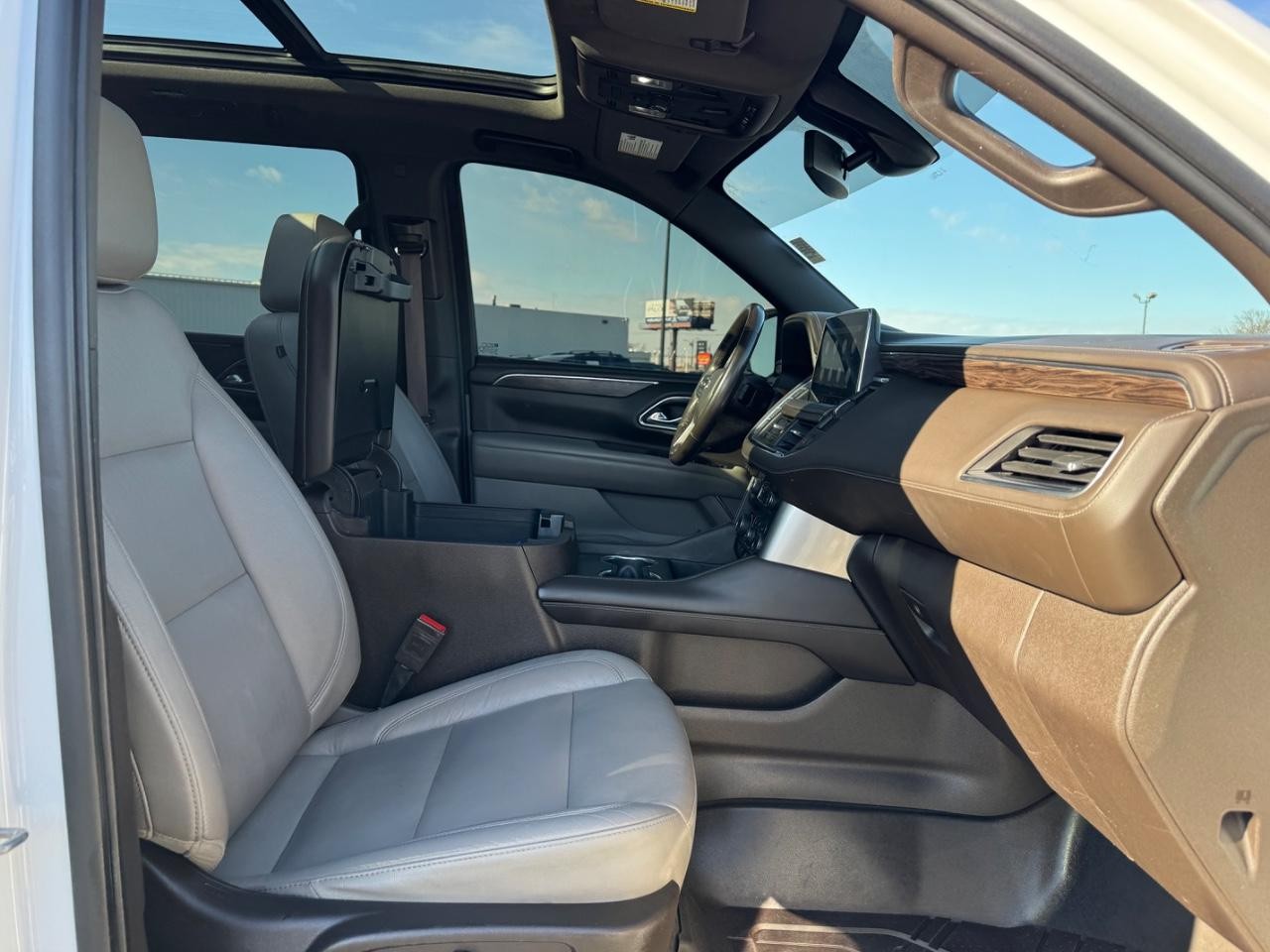 Chevrolet Suburban Vehicle Full-screen Gallery Image 18