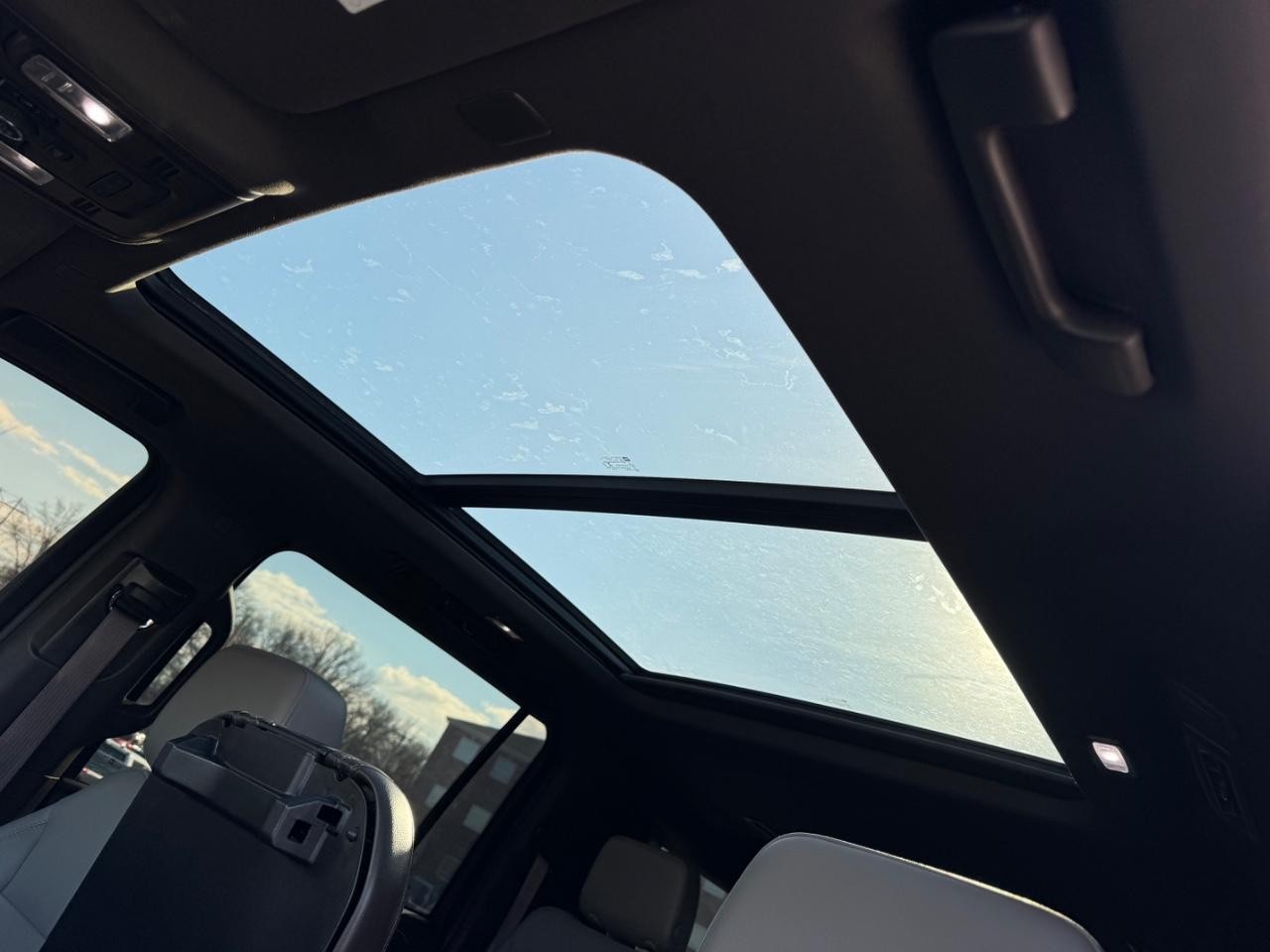 Chevrolet Suburban Vehicle Full-screen Gallery Image 20