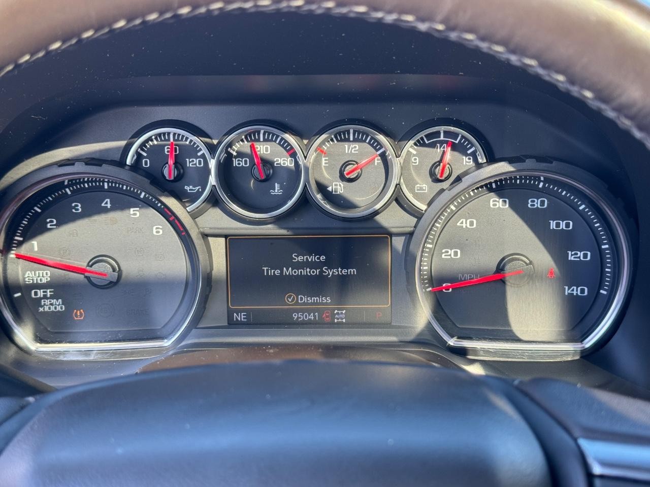 Chevrolet Suburban Vehicle Full-screen Gallery Image 21