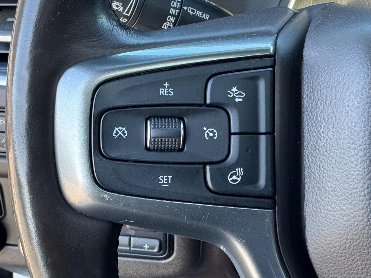 Chevrolet Suburban Vehicle Full-screen Gallery Image 22